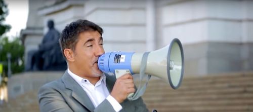 Рахал Башар държи мегафон пред Софийския университет в рекламен клип