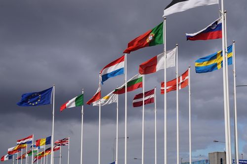 Знамена на държавите членки на ЕС на фона на тъмни облаци