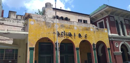 Сграда в Хавана с олющена фасада и надпис с липсващи букви
